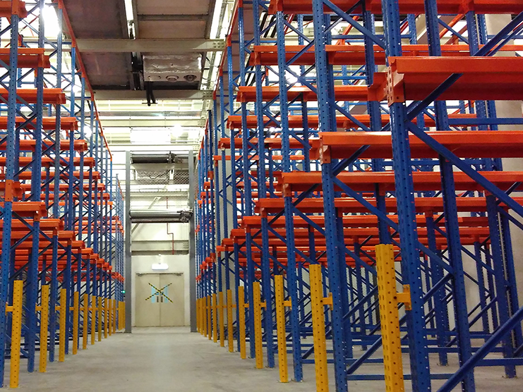 Drive-in racking is particularly suitable for cold storage warehouses, food and beverage warehouses, etc.